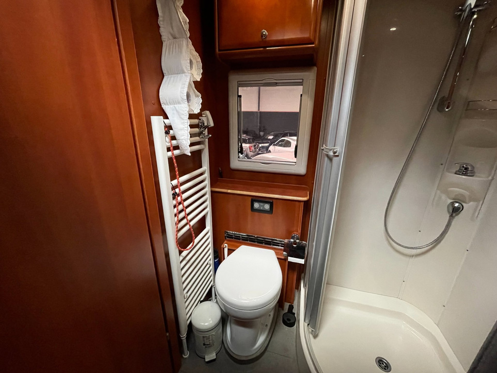 Concorde Liner 990 MAN AUTOMAAT QUEENSBED 2 X AIRCO 49