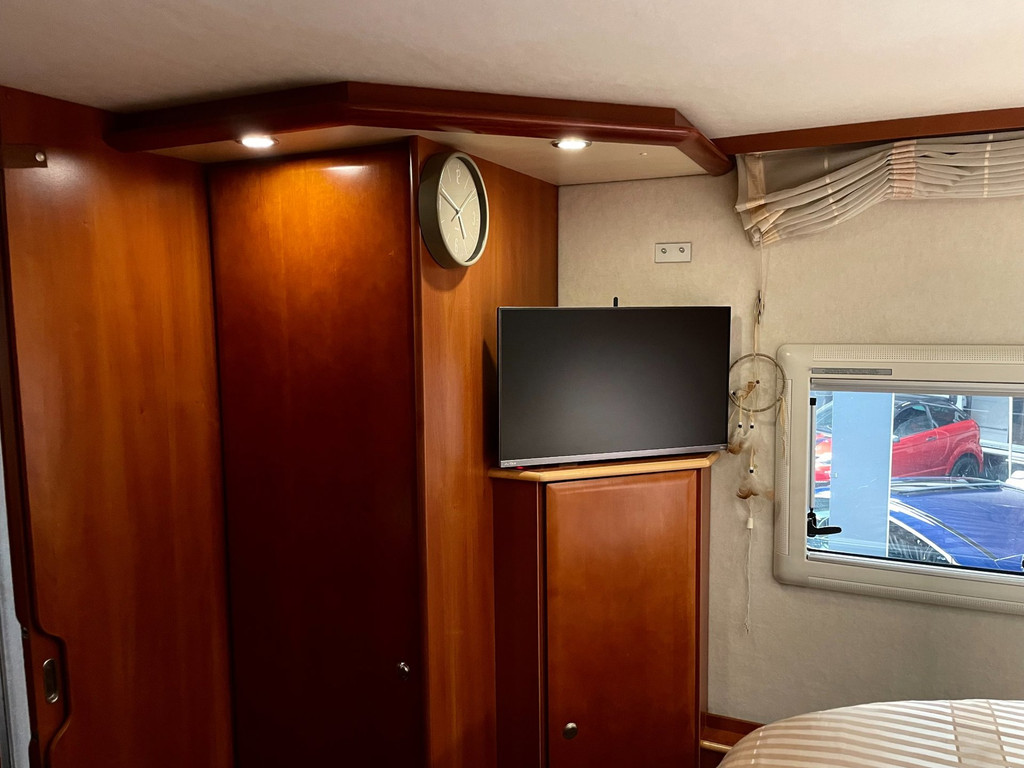 Concorde Liner 990 MAN AUTOMAAT QUEENSBED 2 X AIRCO 53