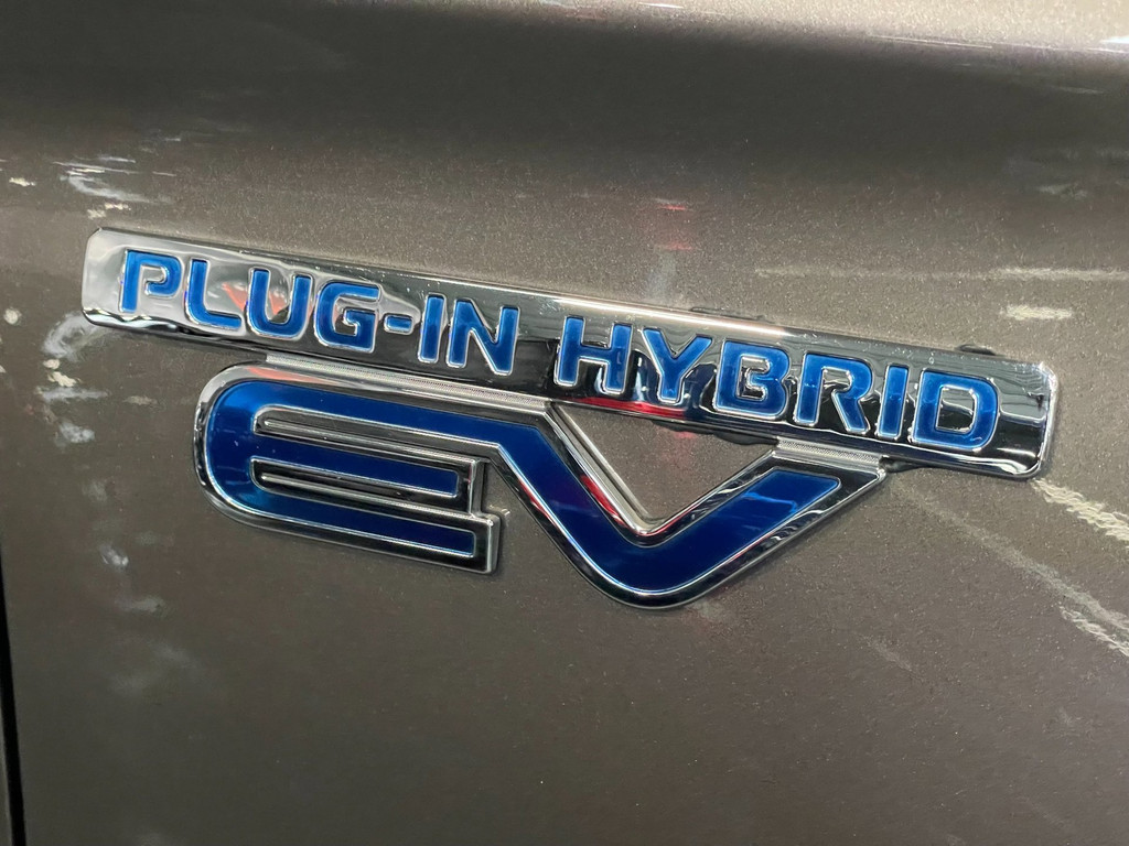 Mitsubishi Outlander 2.0 PHEV Executive Edition NAP*FACELIFT*TREKHAAK*360CAM*LEDER*BOMVOL 17