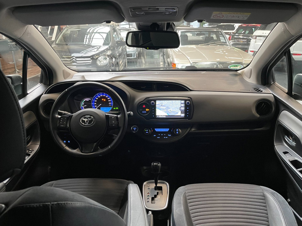 Toyota Yaris 1.5 Hybrid Dynamic Bi-Tone Cruise ,Stoel verw, Navigatie & Camera 24