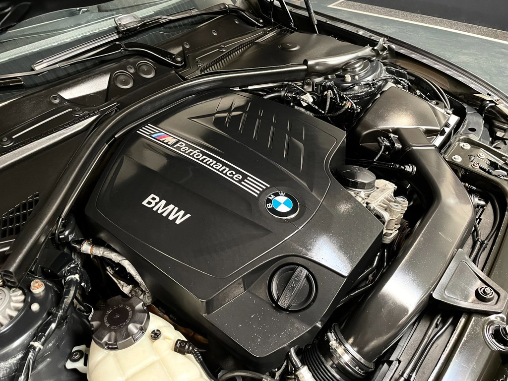 BMW 1-serie M135i xDrive 320 PK M-PERFORMANCE NAVI LEER CARPLAY 10