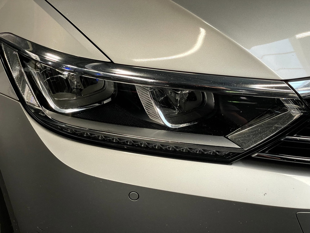Volkswagen Passat Variant 1.6 TDI Connected Plus PANO HUD LEER AUTOMAAT TREKH 12
