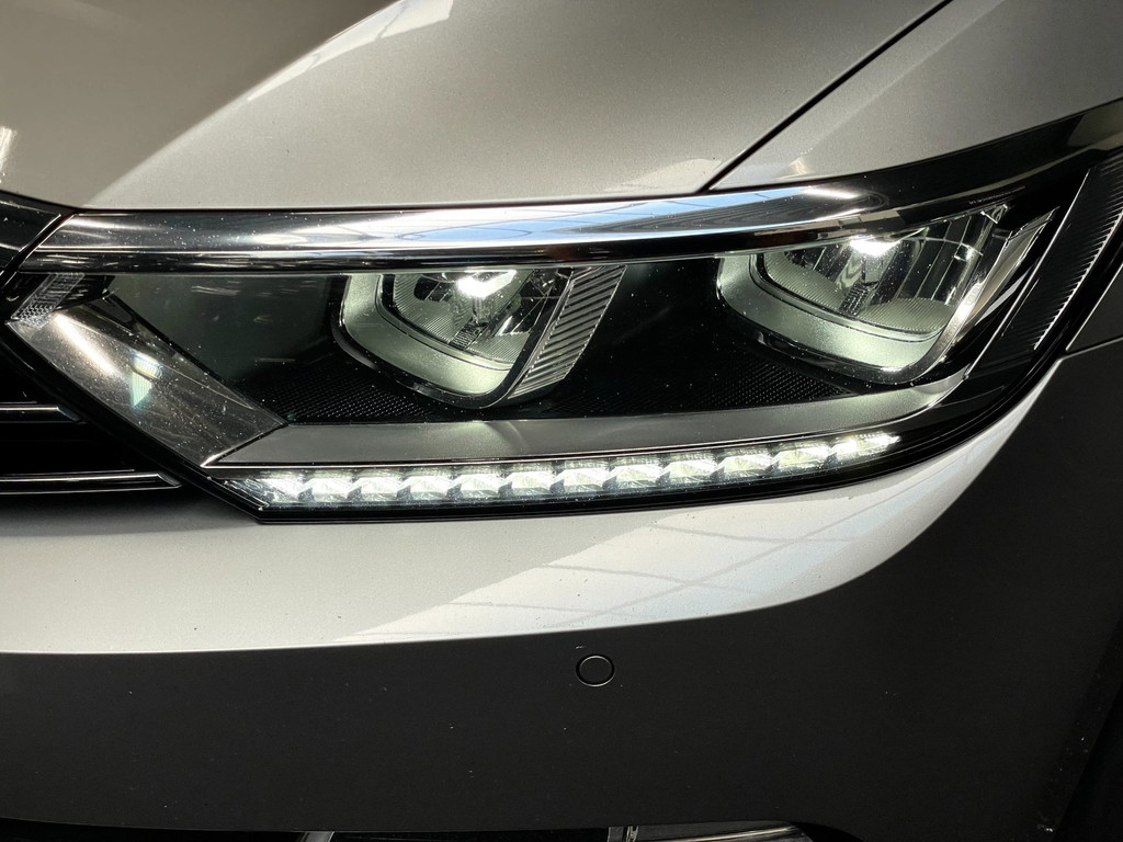 Volkswagen Passat Variant 1.6 TDI Connected Plus PANO HUD LEER AUTOMAAT TREKH 14