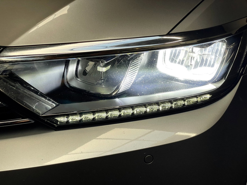 Volkswagen Passat Variant 1.6 TDI Connected Plus PANO HUD LEER AUTOMAAT TREKH 16