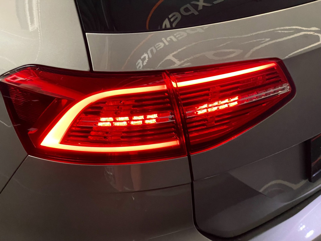 Volkswagen Passat Variant 1.6 TDI Connected Plus PANO HUD LEER AUTOMAAT TREKH 17