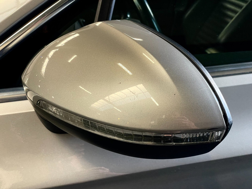 Volkswagen Passat Variant 1.6 TDI Connected Plus PANO HUD LEER AUTOMAAT TREKH 18