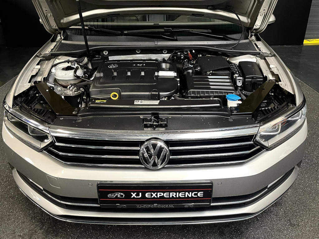 Volkswagen Passat Variant 1.6 TDI Connected Plus PANO HUD LEER AUTOMAAT TREKH 20
