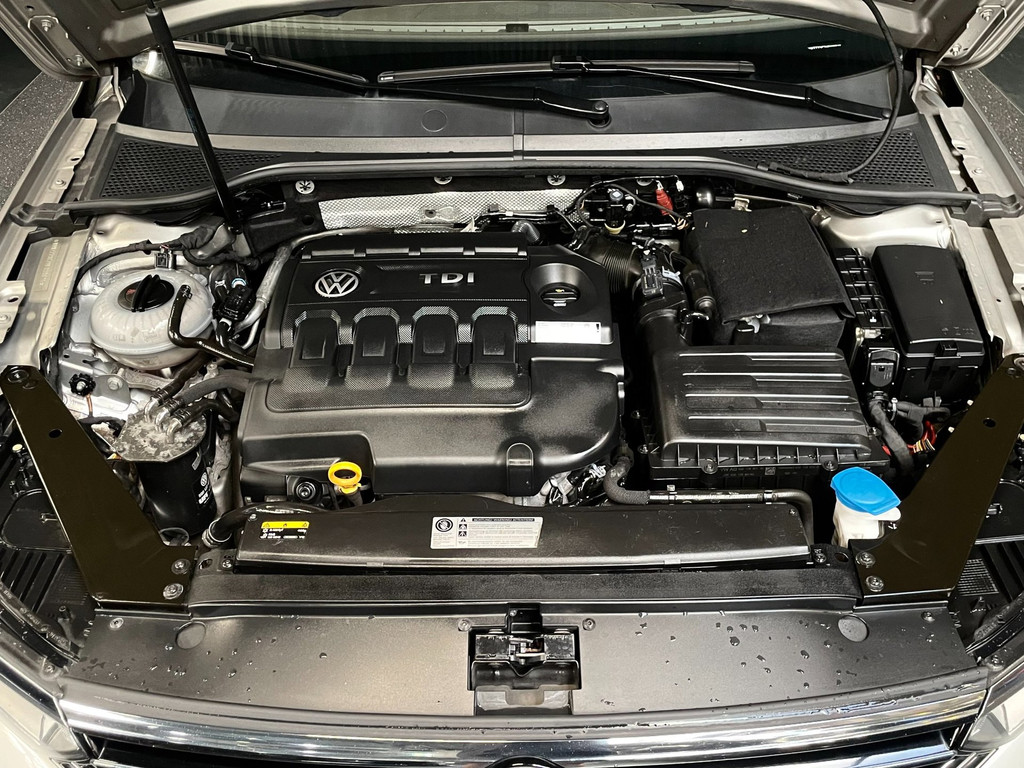 Volkswagen Passat Variant 1.6 TDI Connected Plus PANO HUD LEER AUTOMAAT TREKH 21