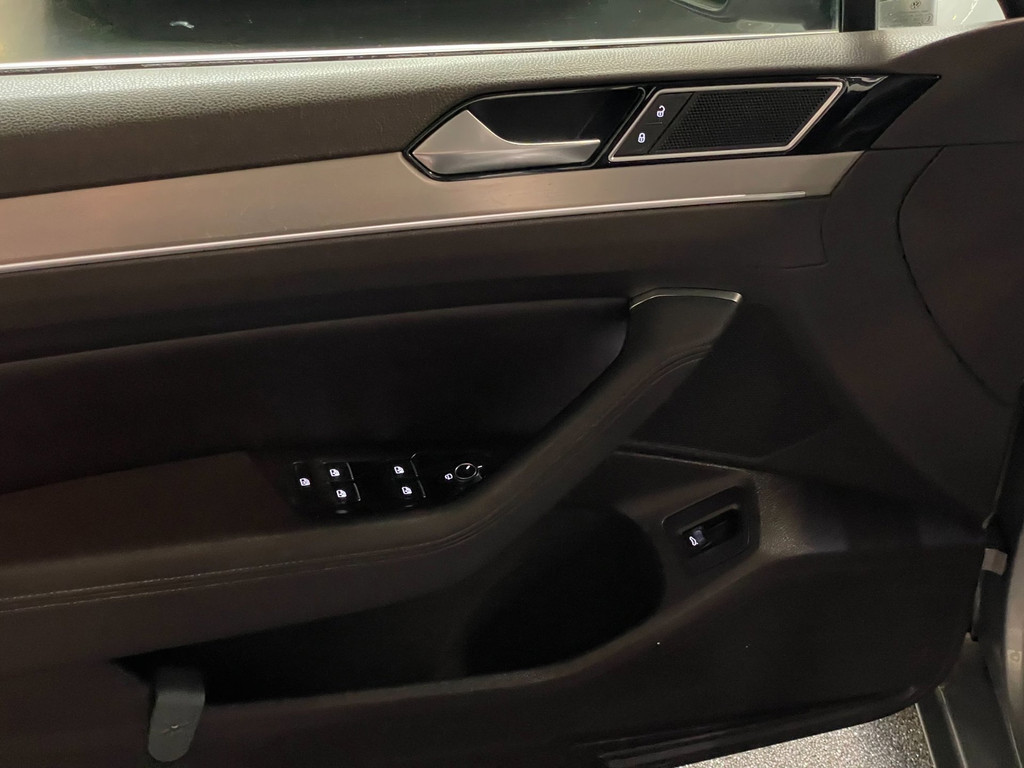 Volkswagen Passat Variant 1.6 TDI Connected Plus PANO HUD LEER AUTOMAAT TREKH 29