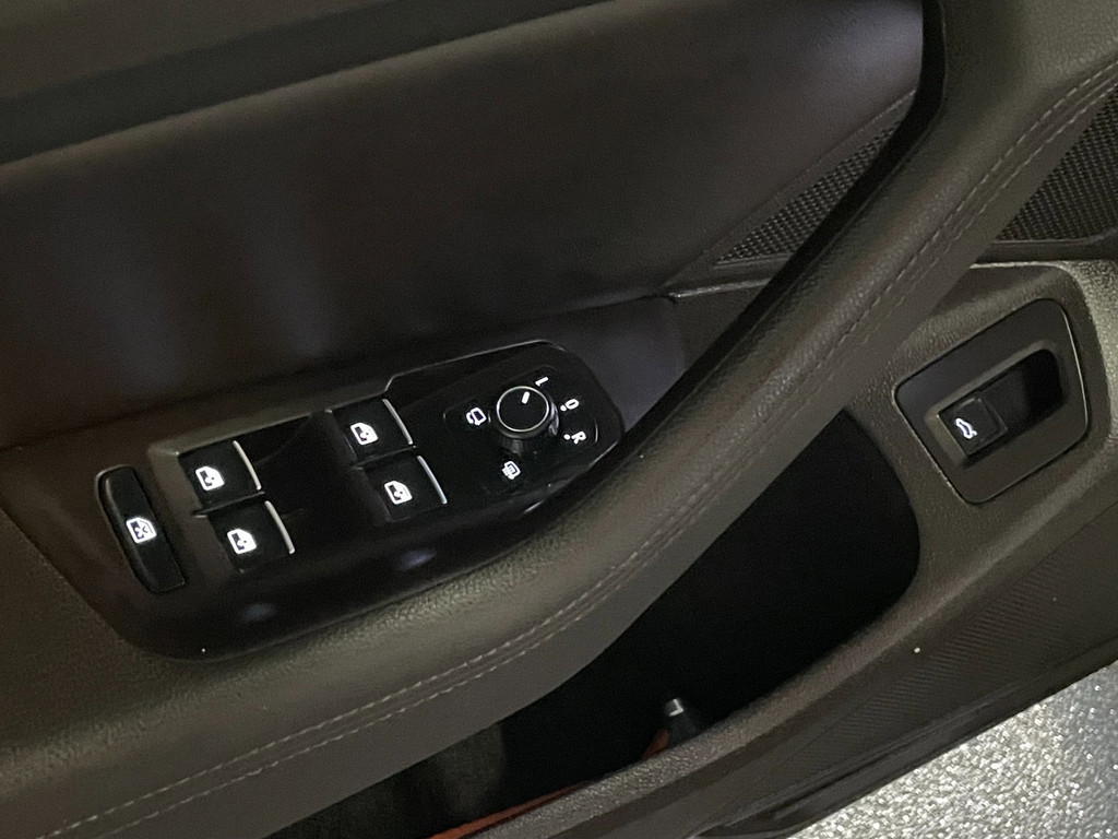Volkswagen Passat Variant 1.6 TDI Connected Plus PANO HUD LEER AUTOMAAT TREKH 30