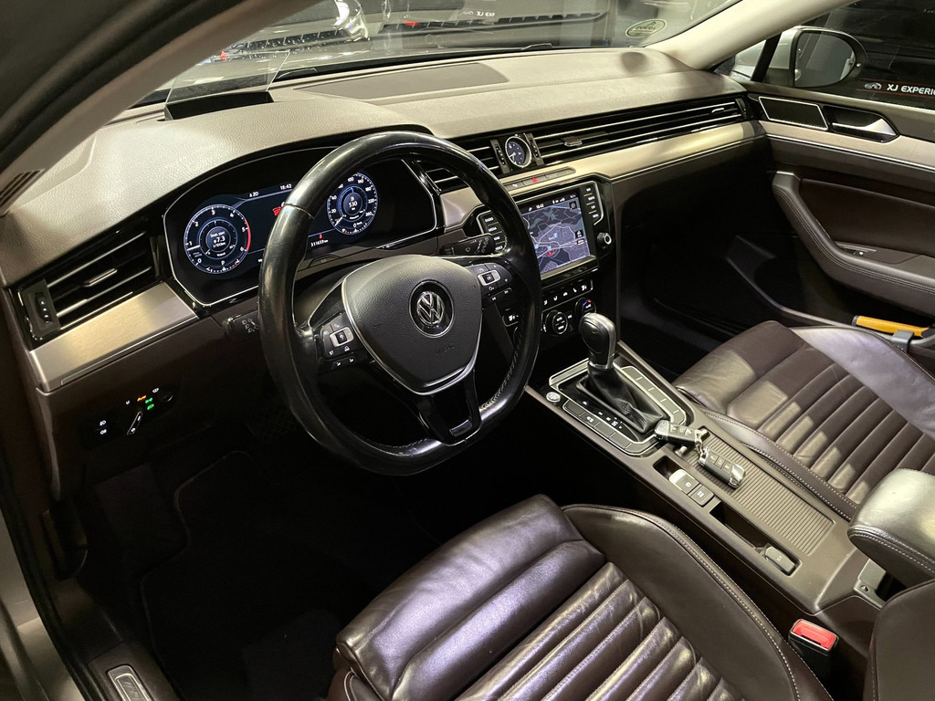 Volkswagen Passat Variant 1.6 TDI Connected Plus PANO HUD LEER AUTOMAAT TREKH 36