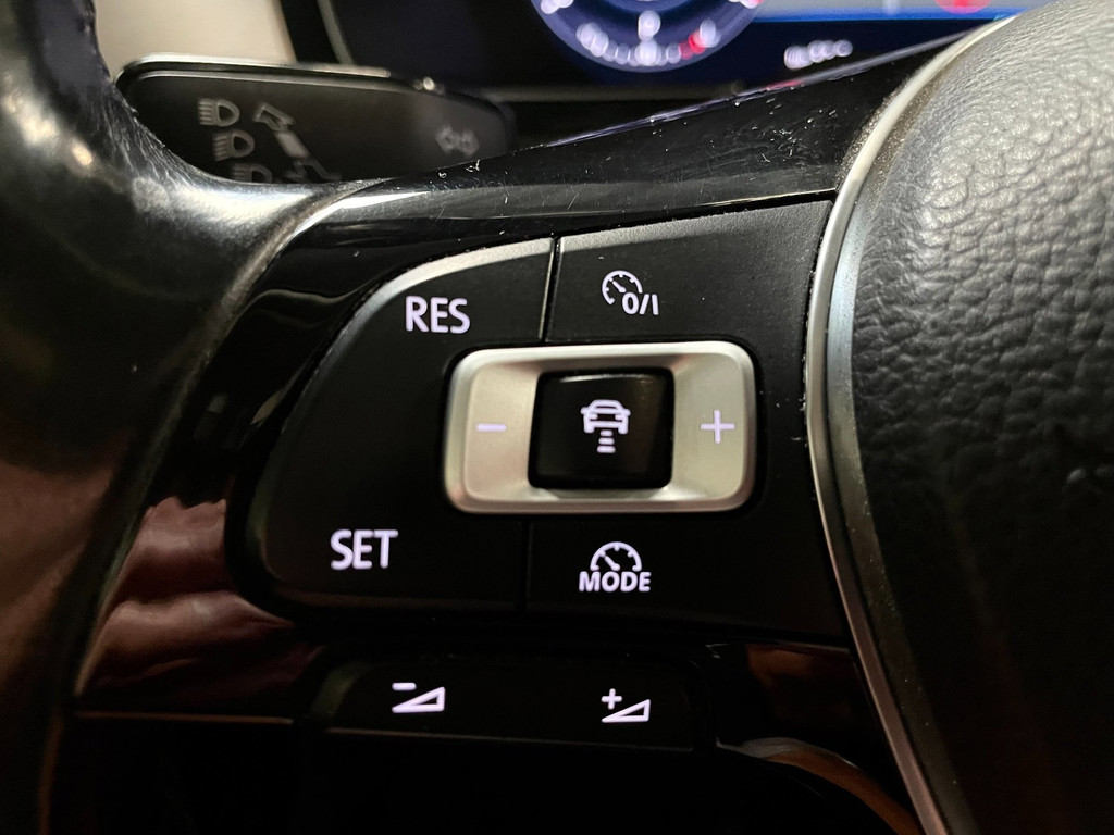 Volkswagen Passat Variant 1.6 TDI Connected Plus PANO HUD LEER AUTOMAAT TREKH 38