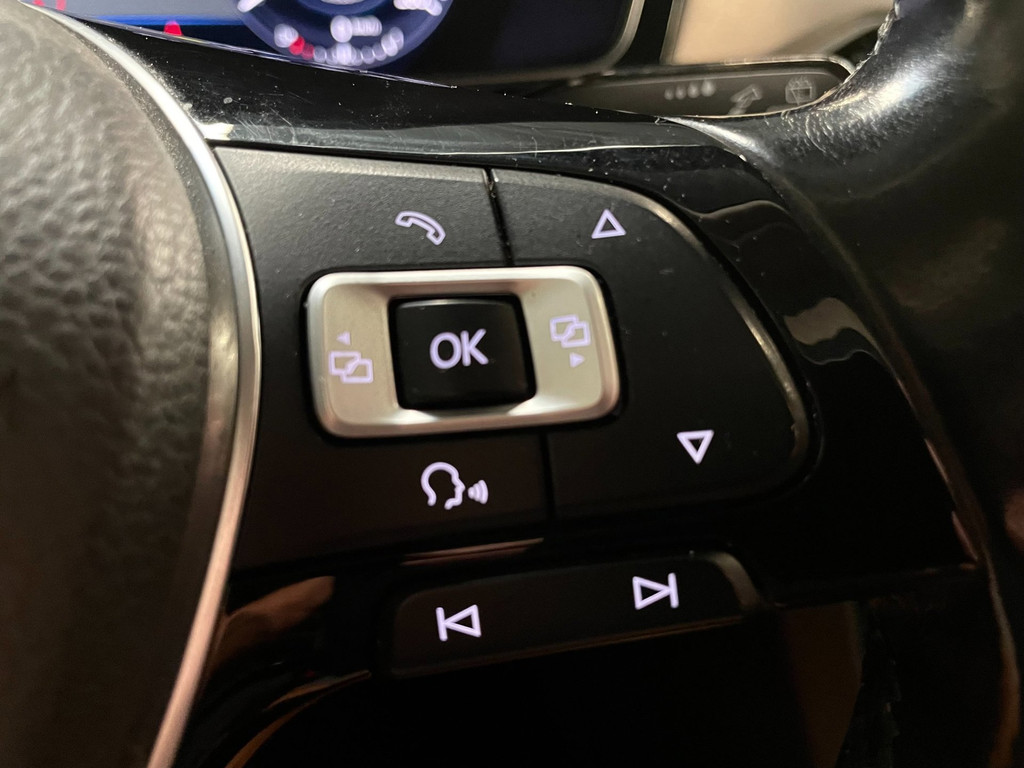 Volkswagen Passat Variant 1.6 TDI Connected Plus PANO HUD LEER AUTOMAAT TREKH 40