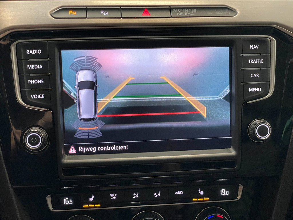 Volkswagen Passat Variant 1.6 TDI Connected Plus PANO HUD LEER AUTOMAAT TREKH 45