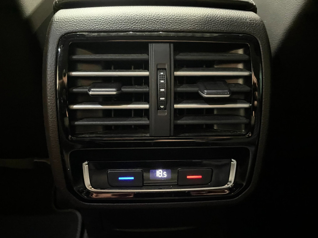 Volkswagen Passat Variant 1.6 TDI Connected Plus PANO HUD LEER AUTOMAAT TREKH 53