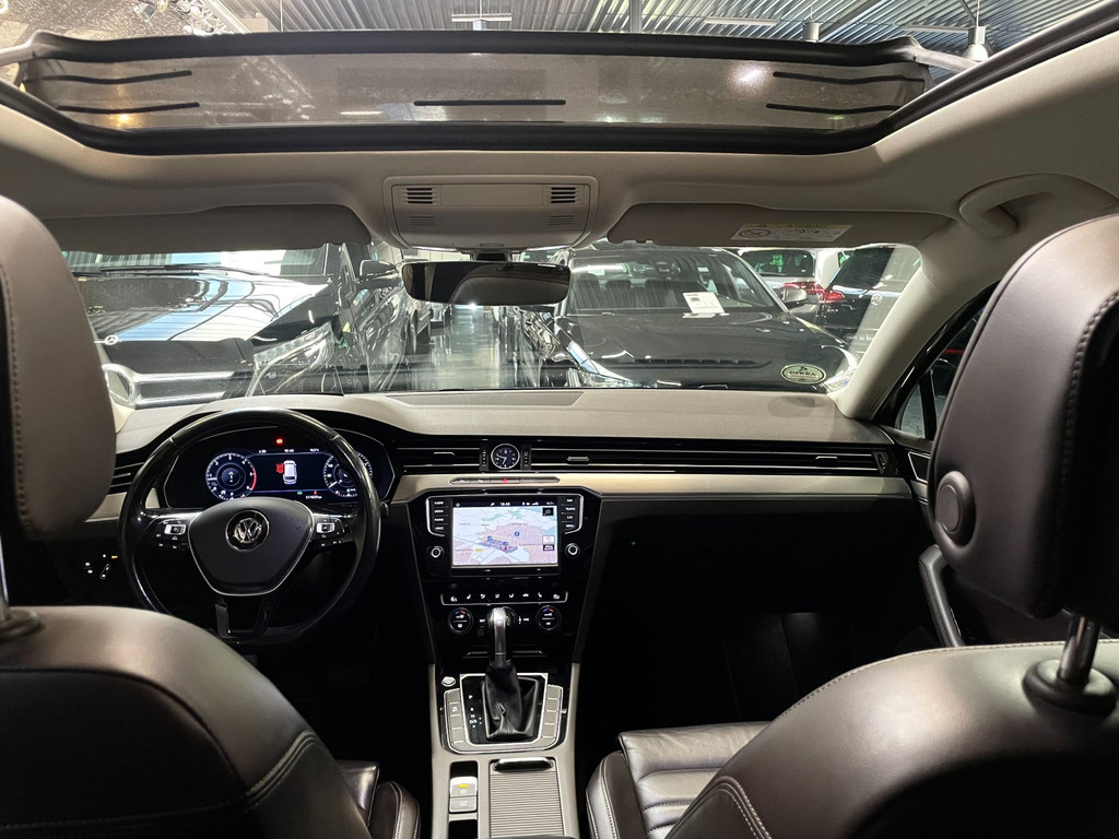 Volkswagen Passat Variant 1.6 TDI Connected Plus PANO HUD LEER AUTOMAAT TREKH 54