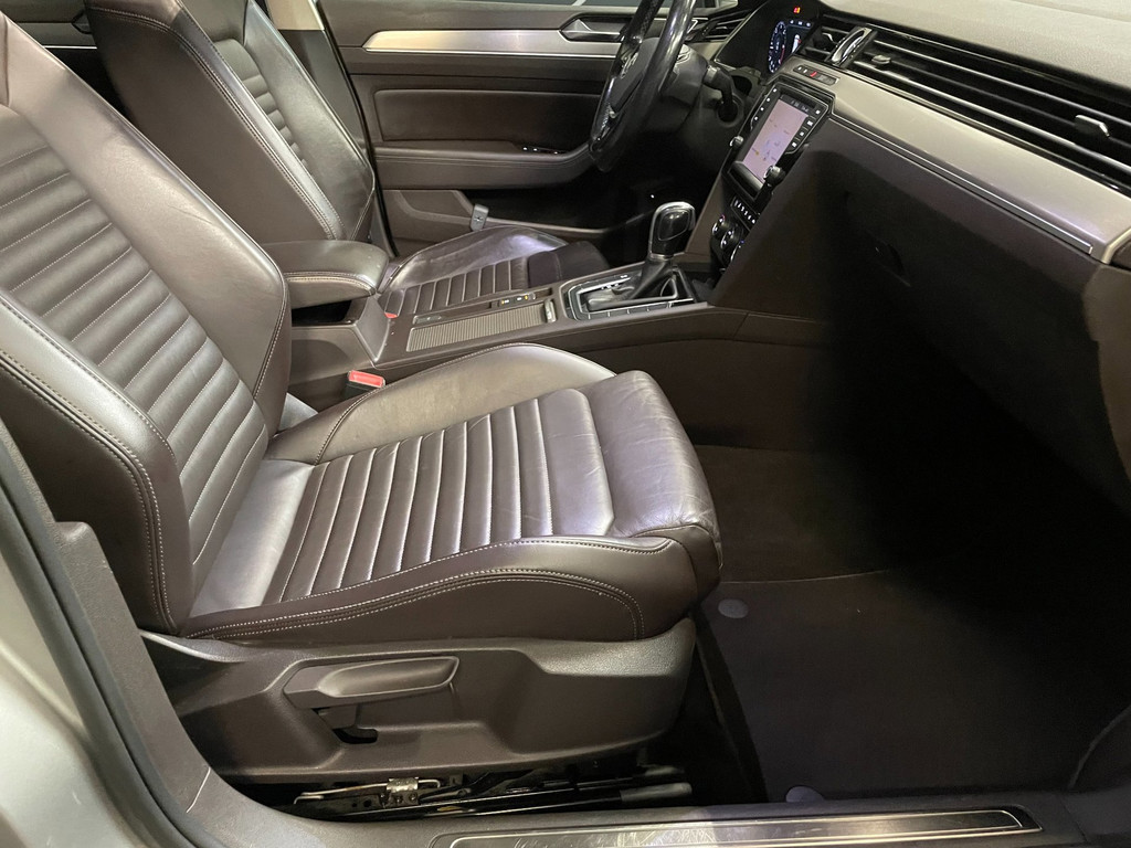 Volkswagen Passat Variant 1.6 TDI Connected Plus PANO HUD LEER AUTOMAAT TREKH 56