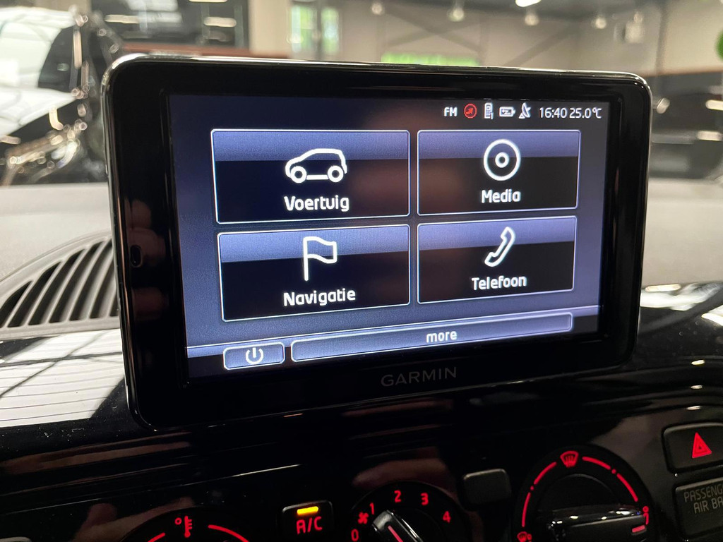 Volkswagen Up! 1.0 move up! BlueMotion AIRCO NAVI 32